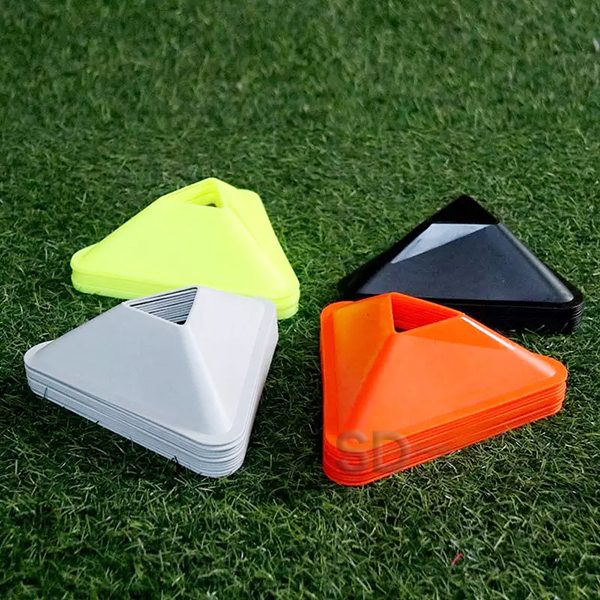 50x Cono duro Triangular Agilidad Surtido con morral